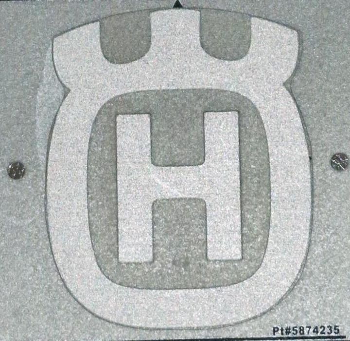 Decal Husqvarna 'Crown' 5874235-01 i gruppen Reservedele Robotplæneklipper / Reservedele Husqvarna Automower® 305 - 2020 / Automower 305 - 2025 hos GPLSHOP (5874235-01)