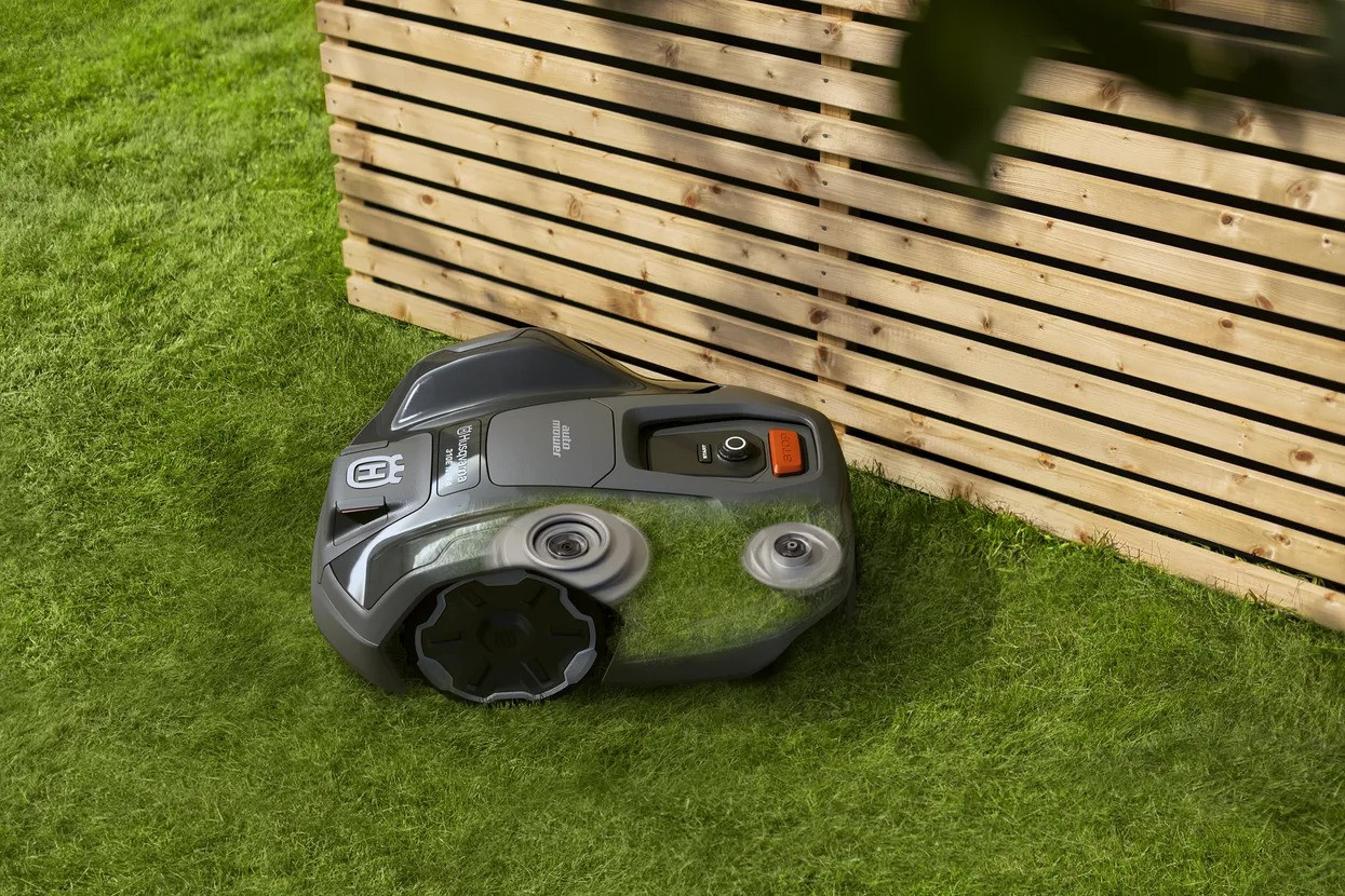 Husqvarna Automower® 305E Nera Robotplæneklipper med kabelfri teknologi
