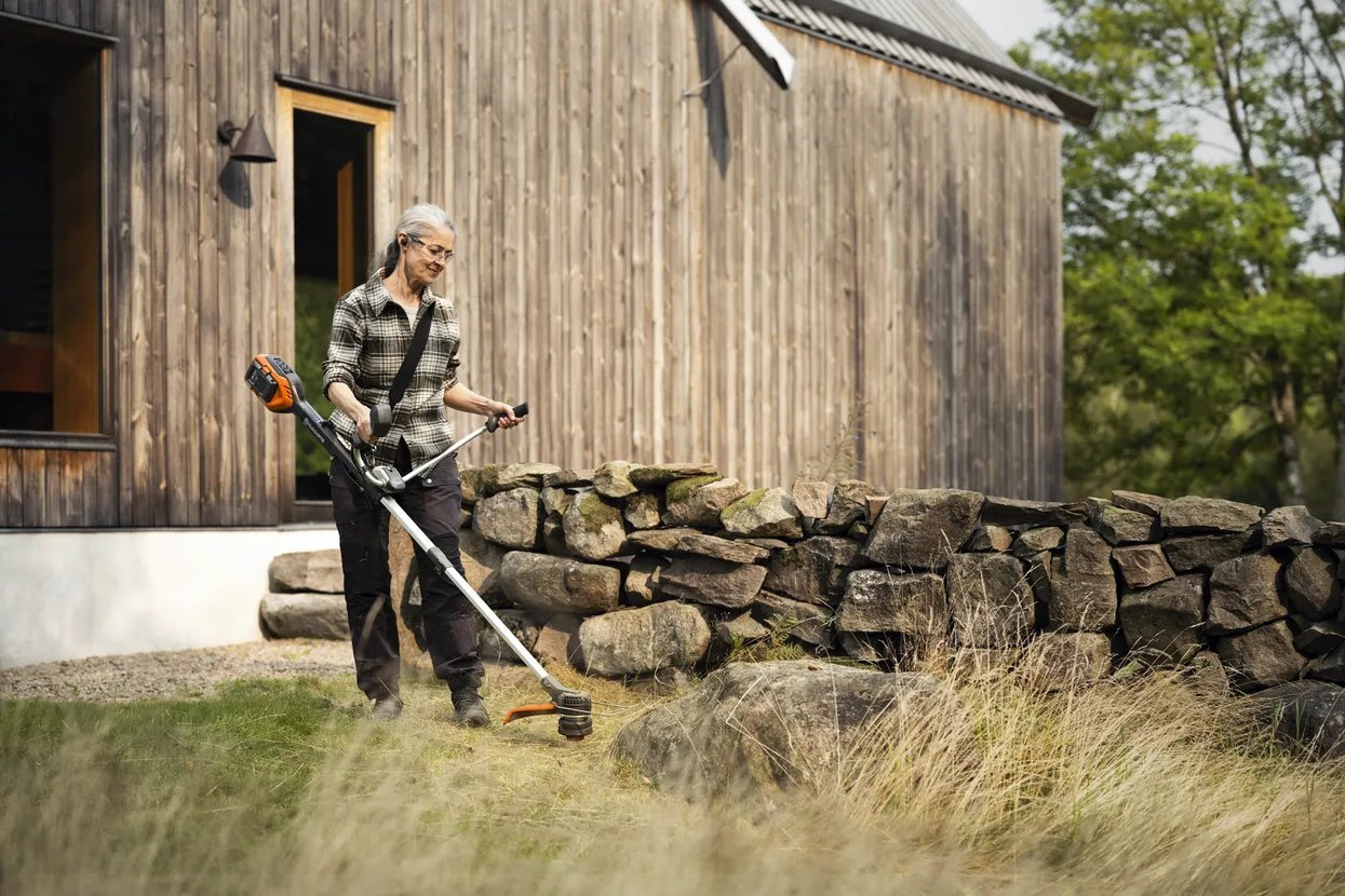 Husqvarna 220iR Batteritrimmer inkl. batteri og lader