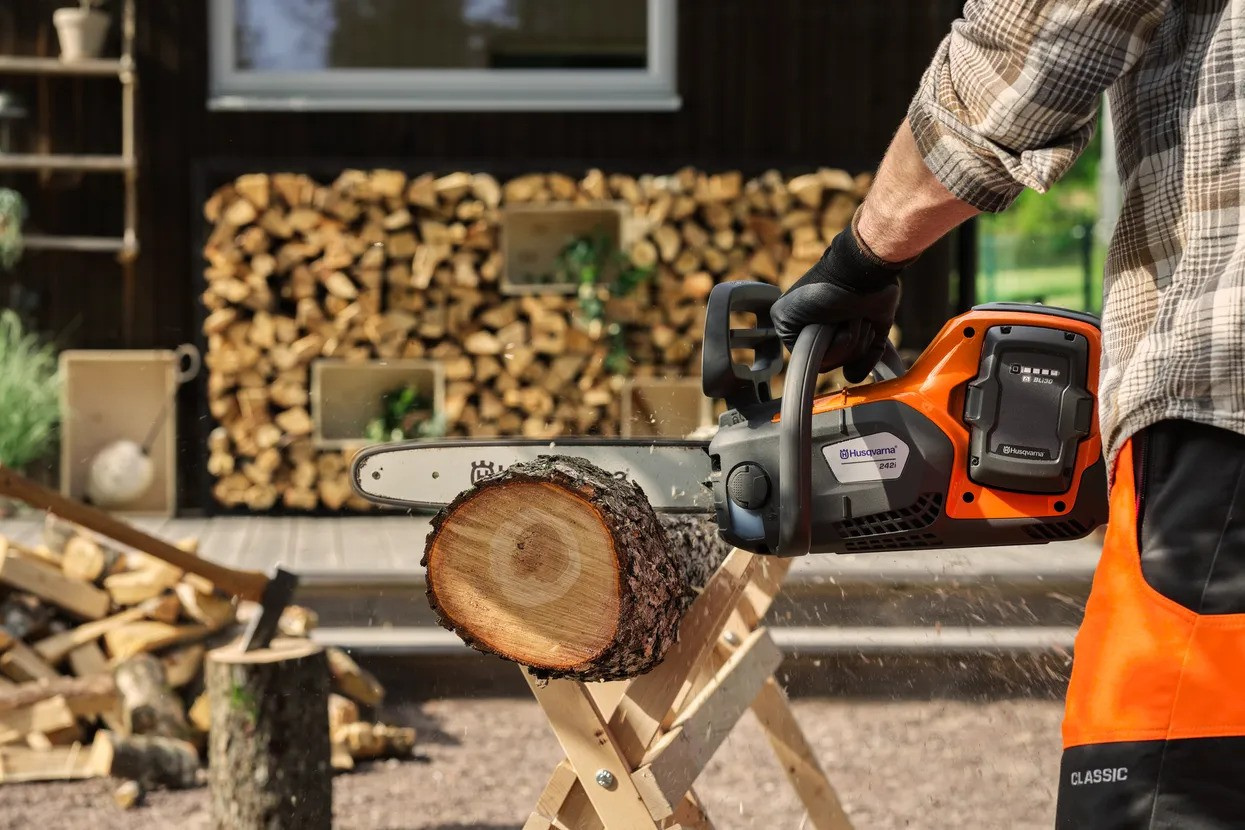 Husqvarna 242i batteridrevet motorsav uden batteri og oplader