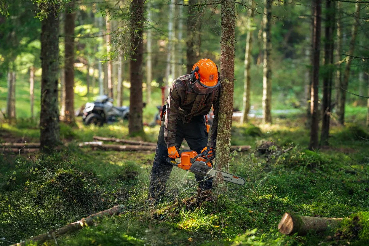 Husqvarna 440i batteridrevet motorsav med batteri og oplader