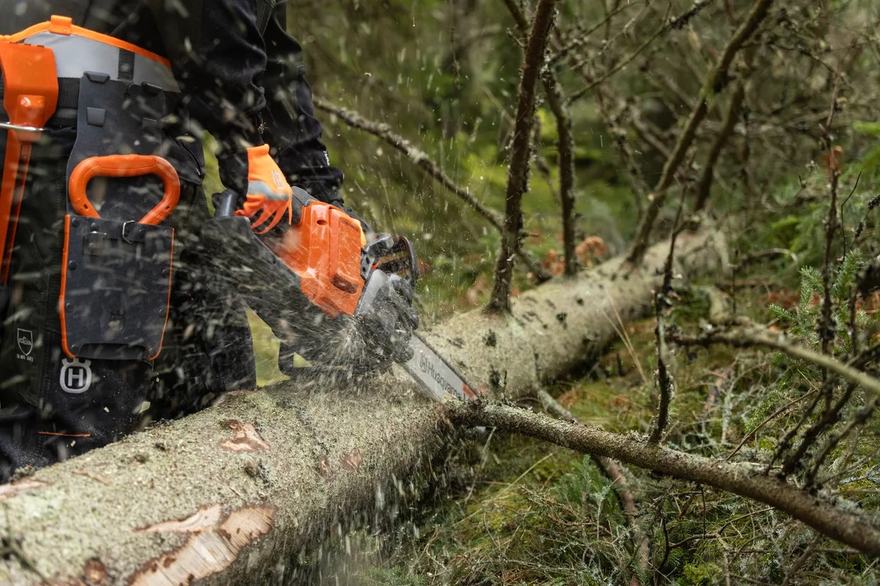 Husqvarna 440i batteridrevet motorsav med batteri og oplader